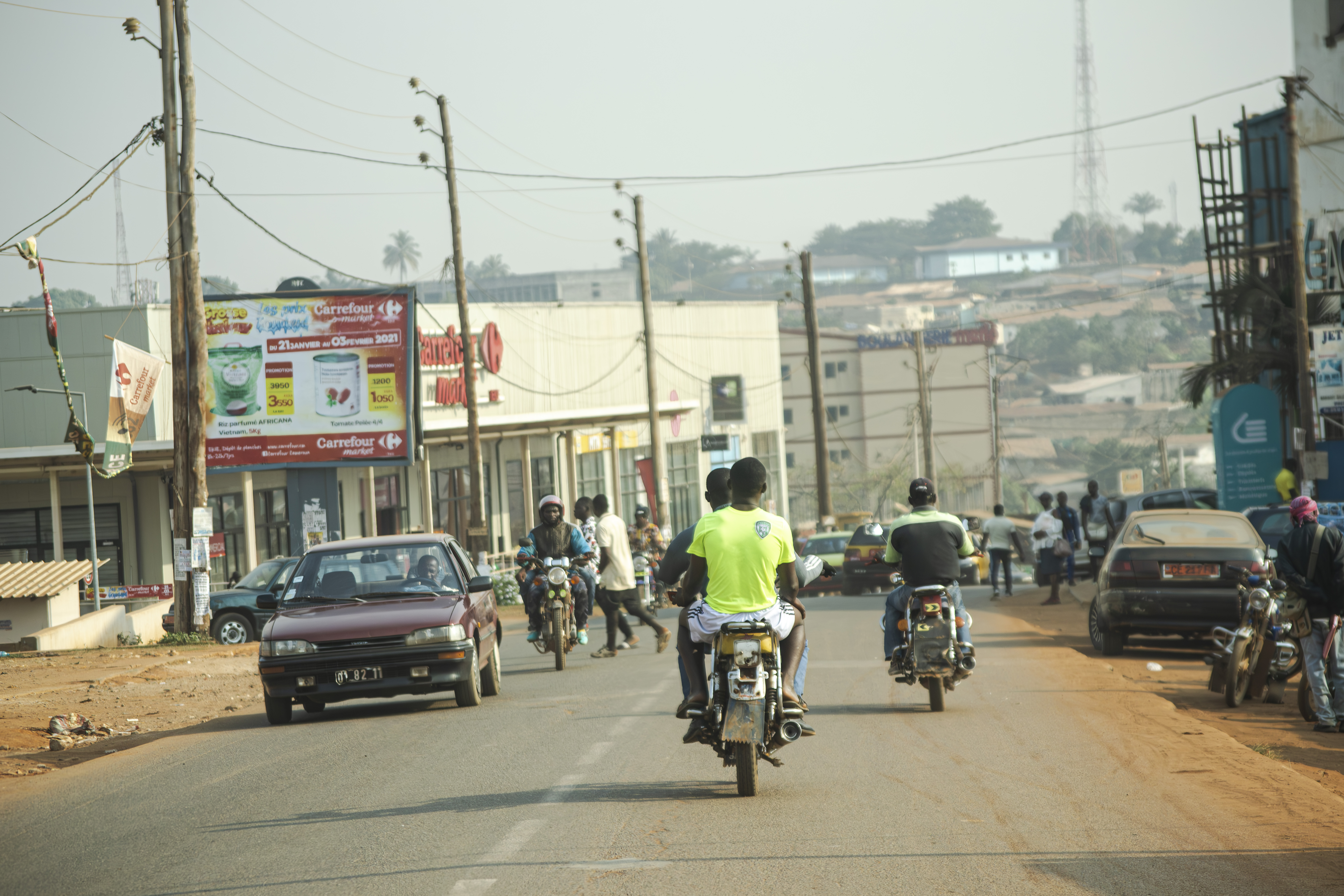 Paysage urbain et activités sur un rue à Yaounde's Ekié quartier