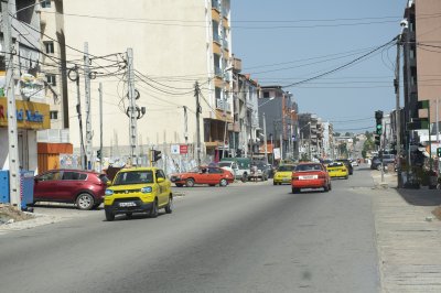 Paysage urbain et Circulation sur un rue à Abidjan 01