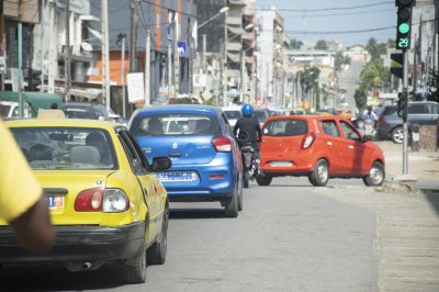 Paysage urbain et Circulation sur un rue à Abidjan 03