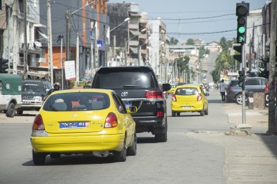 Paysage urbain et Circulation sur un rue à Abidjan 04