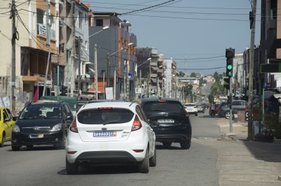 Paysage urbain et Circulation sur un rue à Abidjan