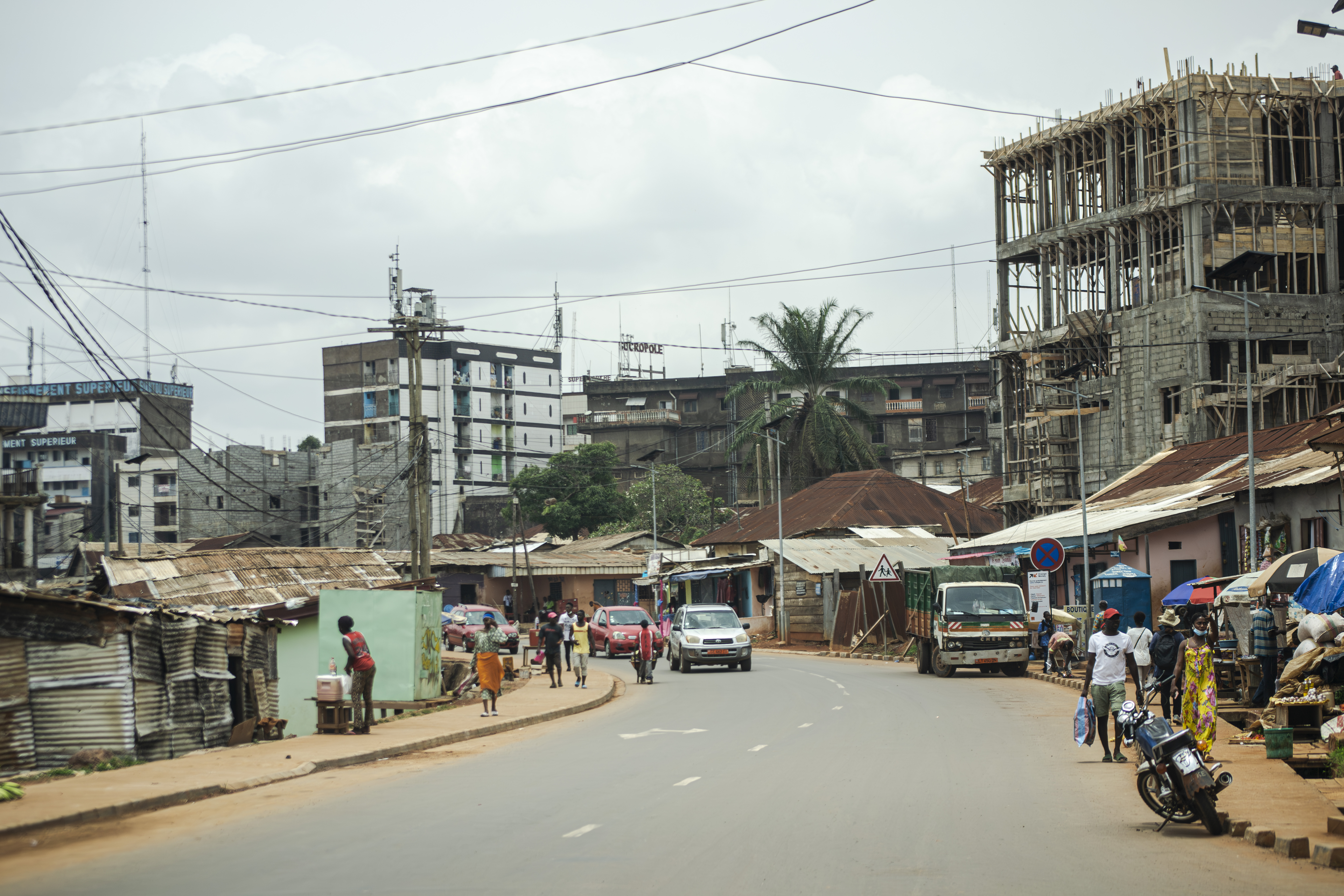 Paysage urbain bordée de bâtiments et dwellings sur un almost déserte rue à le Etam Bafia quartier de Yaounde, Cameroun.