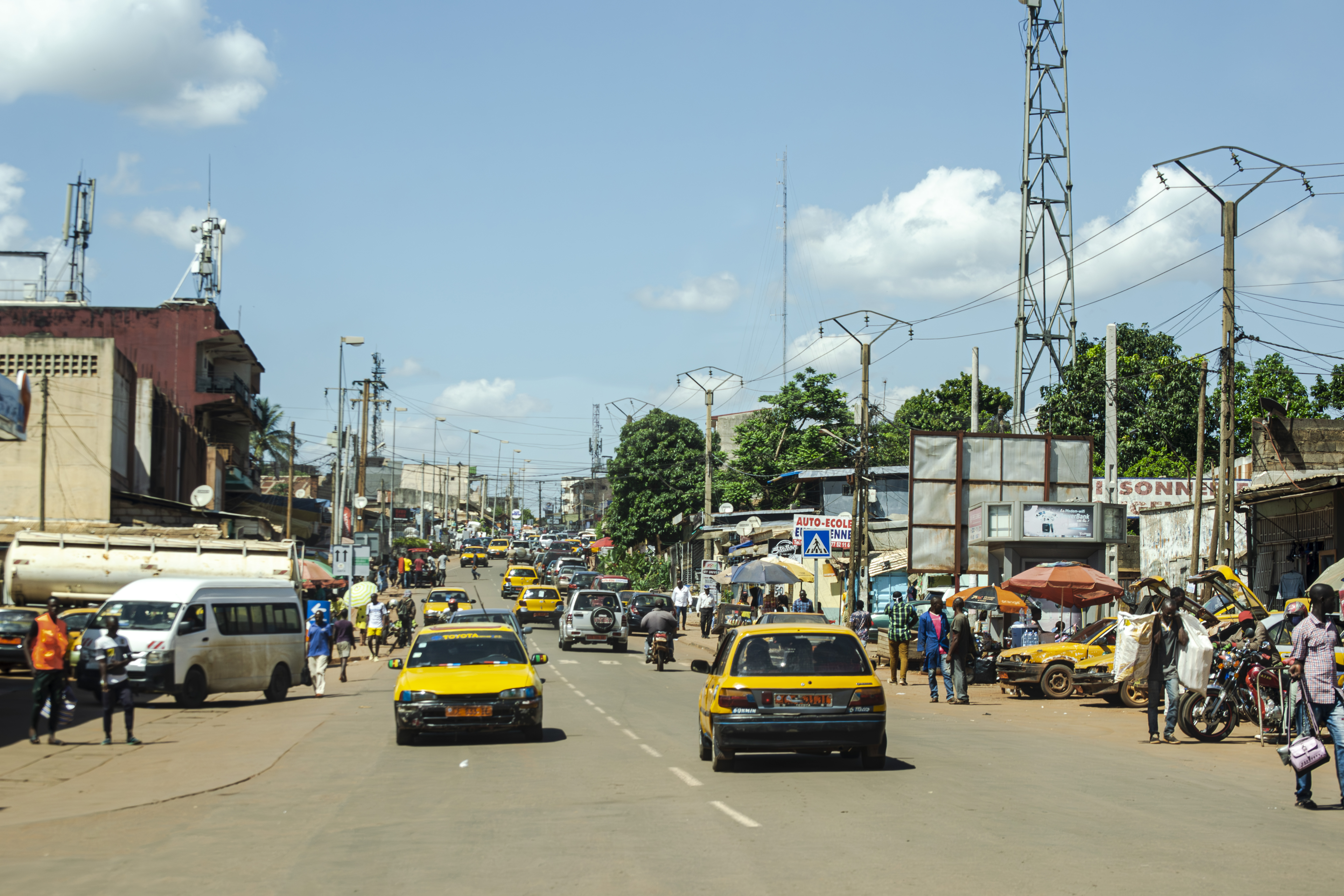Paysage urbain avec Trafic routier à le Essos quartier de Yaounde