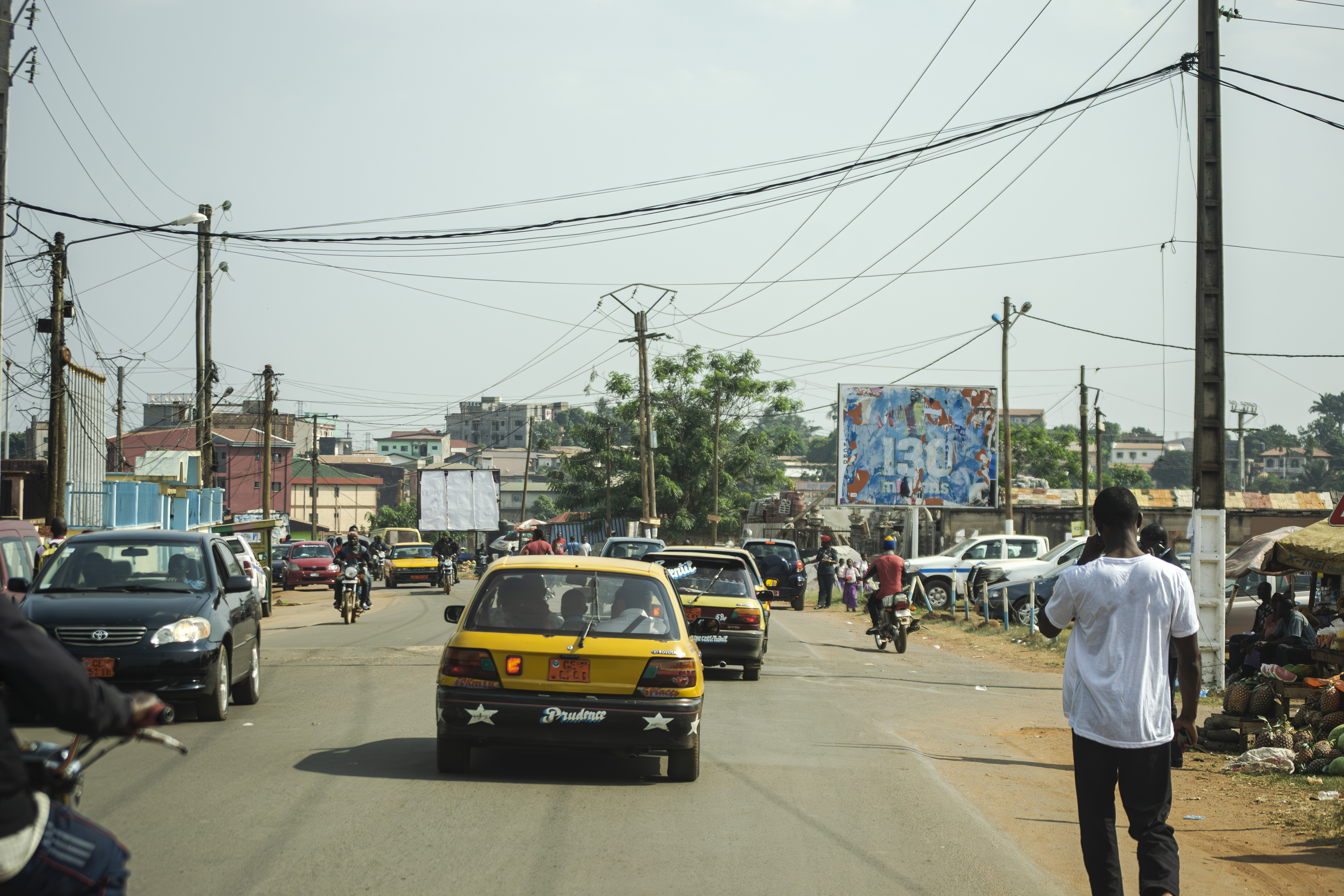 Paysage urbain avec Circulation à le ngousso quartier de yaounde, Cameroun