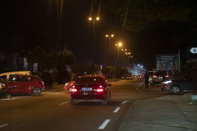 Trafic urbain à nuit Abidjan, Côte d'Ivoire
