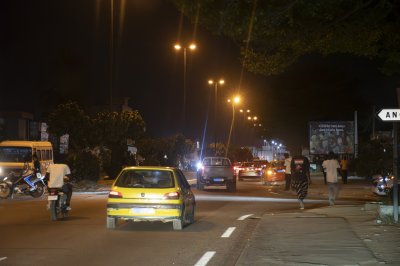 Trafic urbain à nuit sur un rue à Abidjan, Côte d'Ivoire