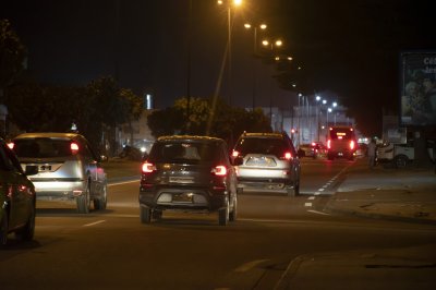 Trafic urbain à nuit sur un Abidjan rue 01