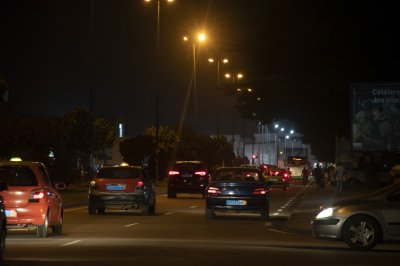 Trafic urbain à nuit sur un Abidjan rue 02