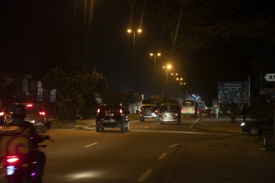 Trafic urbain à nuit sur un Abidjan rue 03