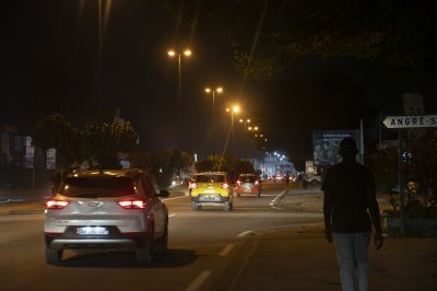 Trafic urbain à nuit sur un Abidjan rue 04
