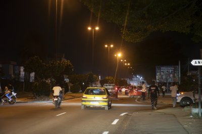 Trafic urbain à nuit sur un Abidjan rue 05