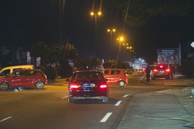 Trafic urbain à nuit sur le streets de Abidjan, Côte d'Ivoire 01