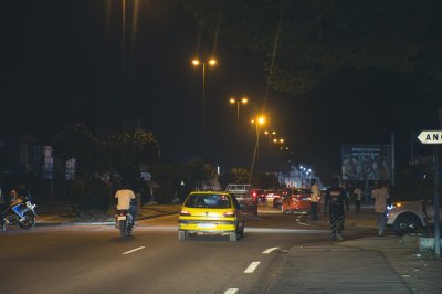 Trafic urbain à nuit sur le streets de Abidjan, Côte d'Ivoire 02