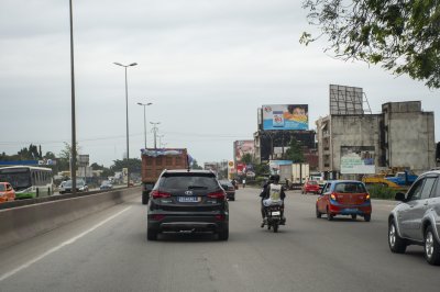 Trafic urbain à le entrée de la ville de Abidjan à Côte d'Ivoire 01