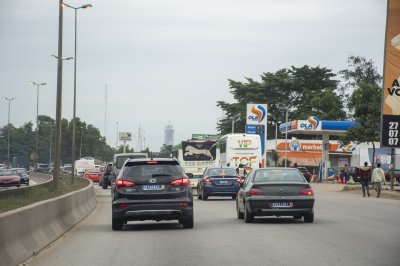 Trafic urbain à le entrée de la ville de Abidjan à Côte d'Ivoire 02