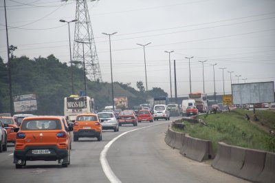 Trafic urbain à le entrée de la ville de Abidjan à Côte d'Ivoire 03