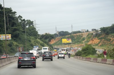 Trafic urbain à le entrée de la ville de Abidjan à Côte d'Ivoire