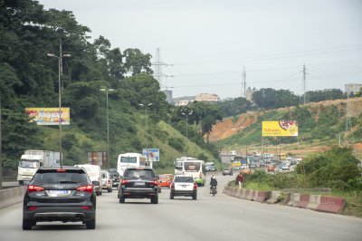 Trafic urbain à le entrée de la ville de Abidjan