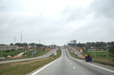 Trafic urbain à le entrée de la ville de Yamoussoukro à Côte d'Ivoire 01