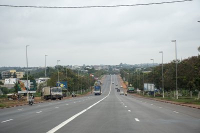Trafic urbain à le entrée de la ville de Yamoussoukro à Côte d'Ivoire 02