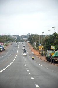 Trafic urbain à le entrée de la ville de Yamoussoukro à Côte d'Ivoire 03