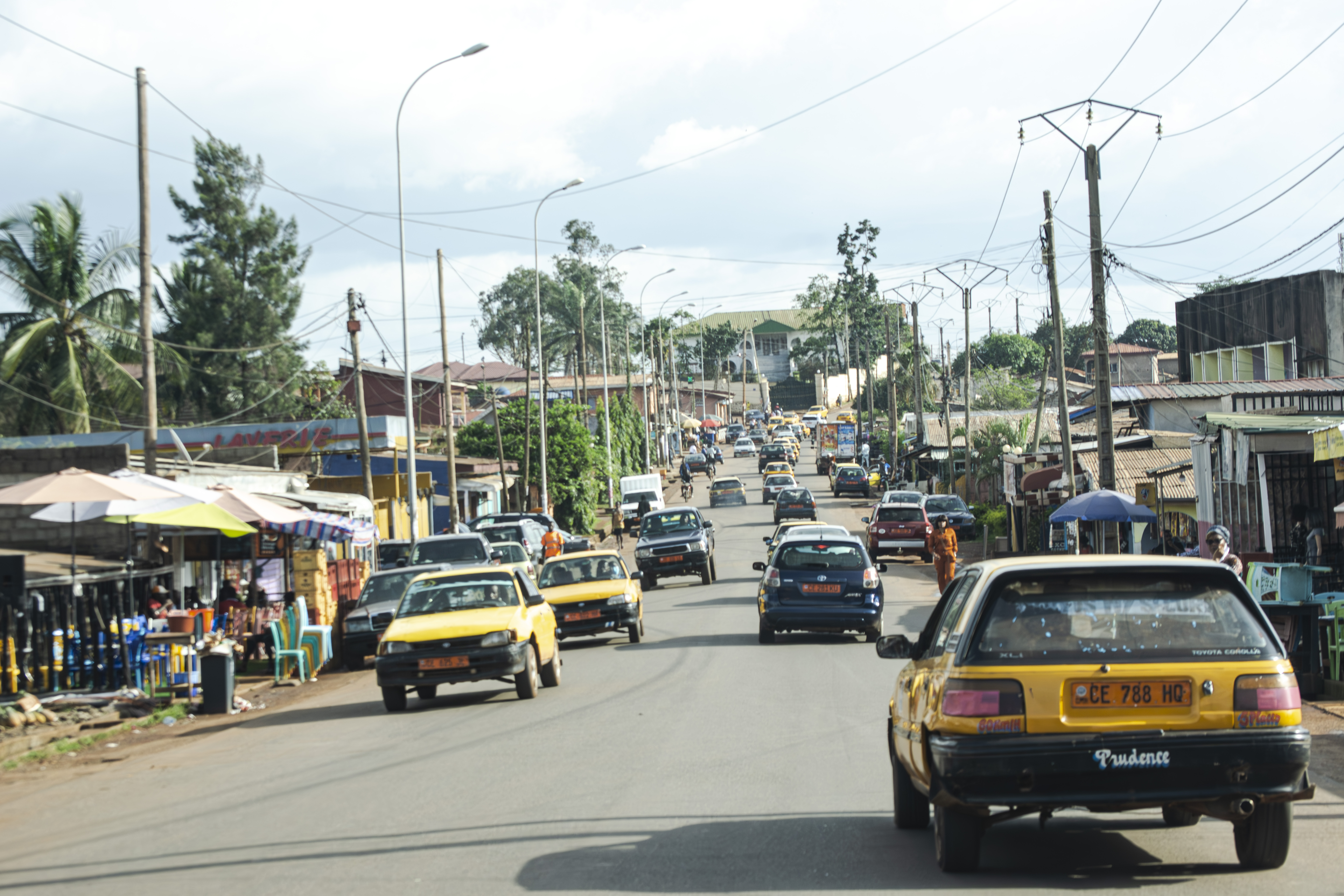 Trafic urbain de yellow taxis sur un road à Yaounde, Cameroun