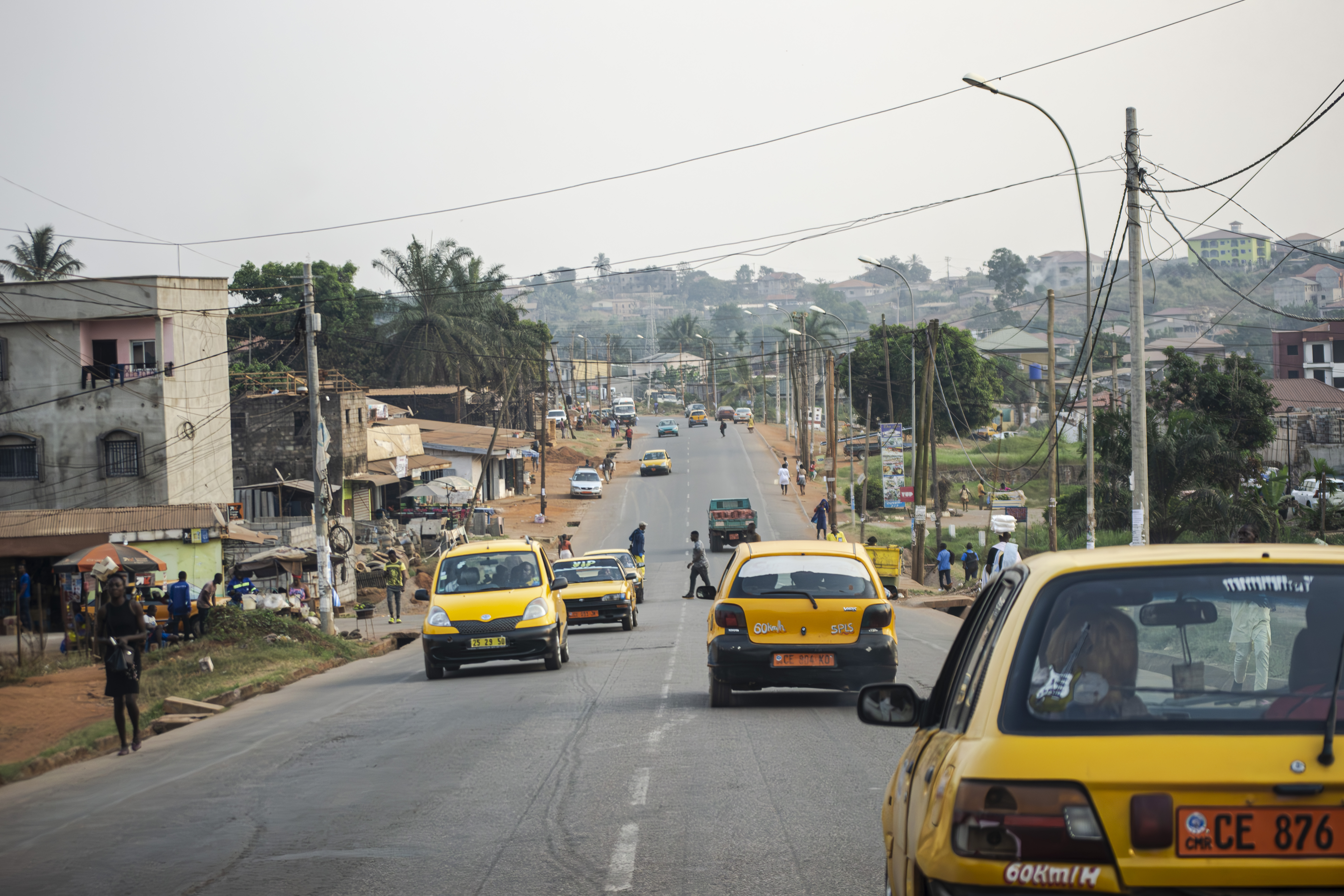 Trafic urbain de yellow taxis sur un road à Yaounde