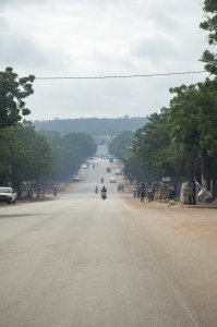 Trafic urbain sur un rue à Yamoussoukro, Côte d'Ivoire 01