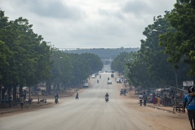 Trafic urbain sur un rue à Yamoussoukro, Côte d'Ivoire 02