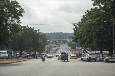 Trafic urbain sur un rue à Yamoussoukro, Côte d'Ivoire 03