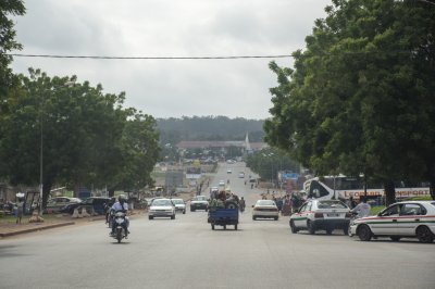 Trafic urbain sur un rue à Yamoussoukro, Côte d'Ivoire 04