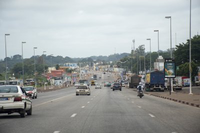 Trafic urbain sur un rue à Yamoussoukro, Côte d'Ivoire 05