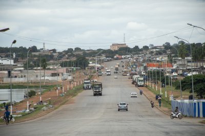 Trafic urbain sur un rue à Yamoussoukro, Côte d'Ivoire 06