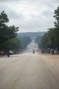 Trafic urbain sur un rue à Yamoussoukro, Côte d'Ivoire 07