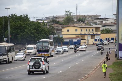 Trafic urbain sur un rue à Yamoussoukro, Côte d'Ivoire 08