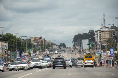 Trafic urbain sur un rue à Yamoussoukro, Côte d'Ivoire 09