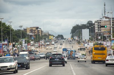 Trafic urbain sur un rue à Yamoussoukro, Côte d'Ivoire 10