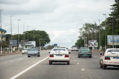 Trafic urbain sur un rue à Yamoussoukro, Côte d'Ivoire 11