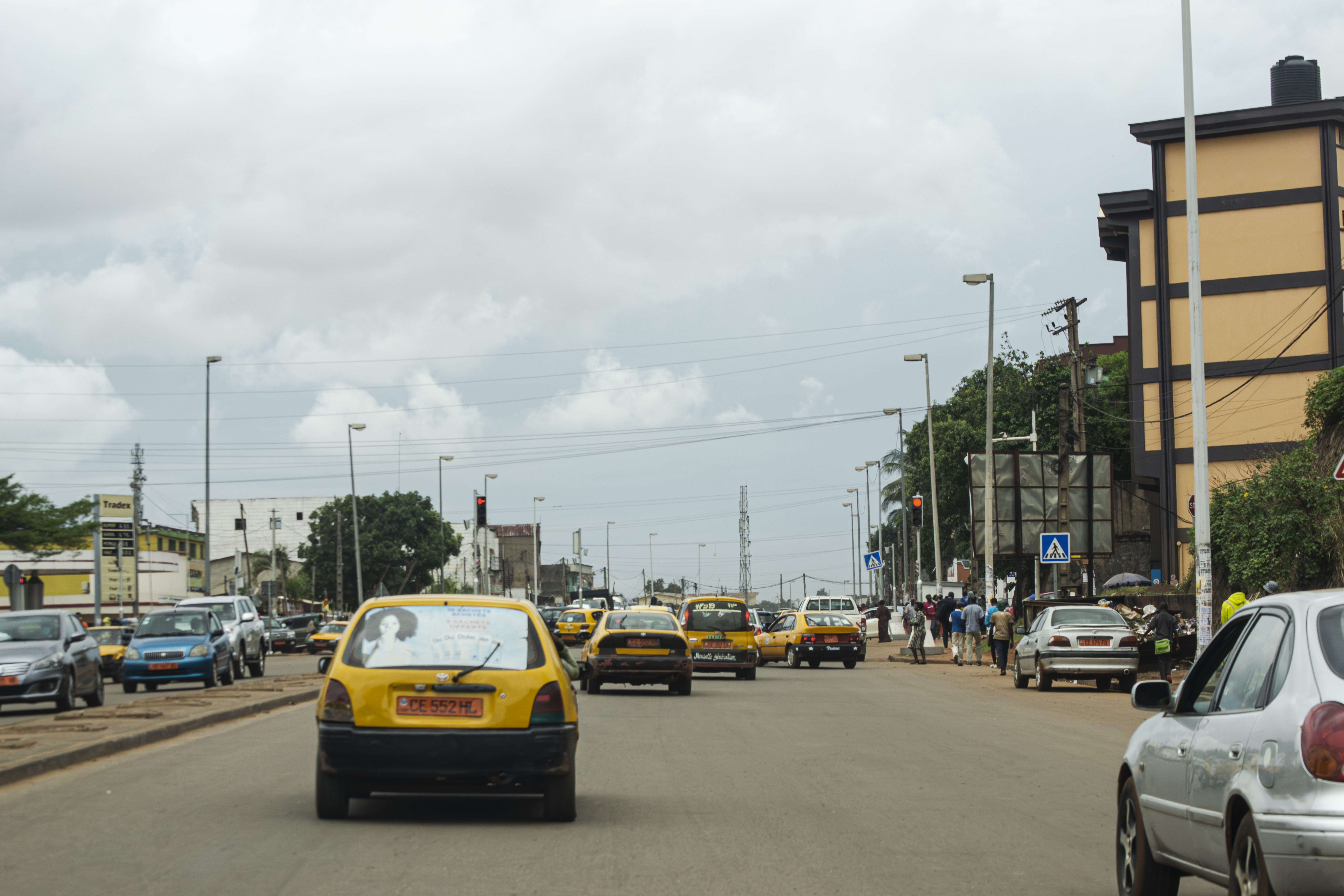 Trafic urbain sur un rue à Yaounde, Cameroun 01