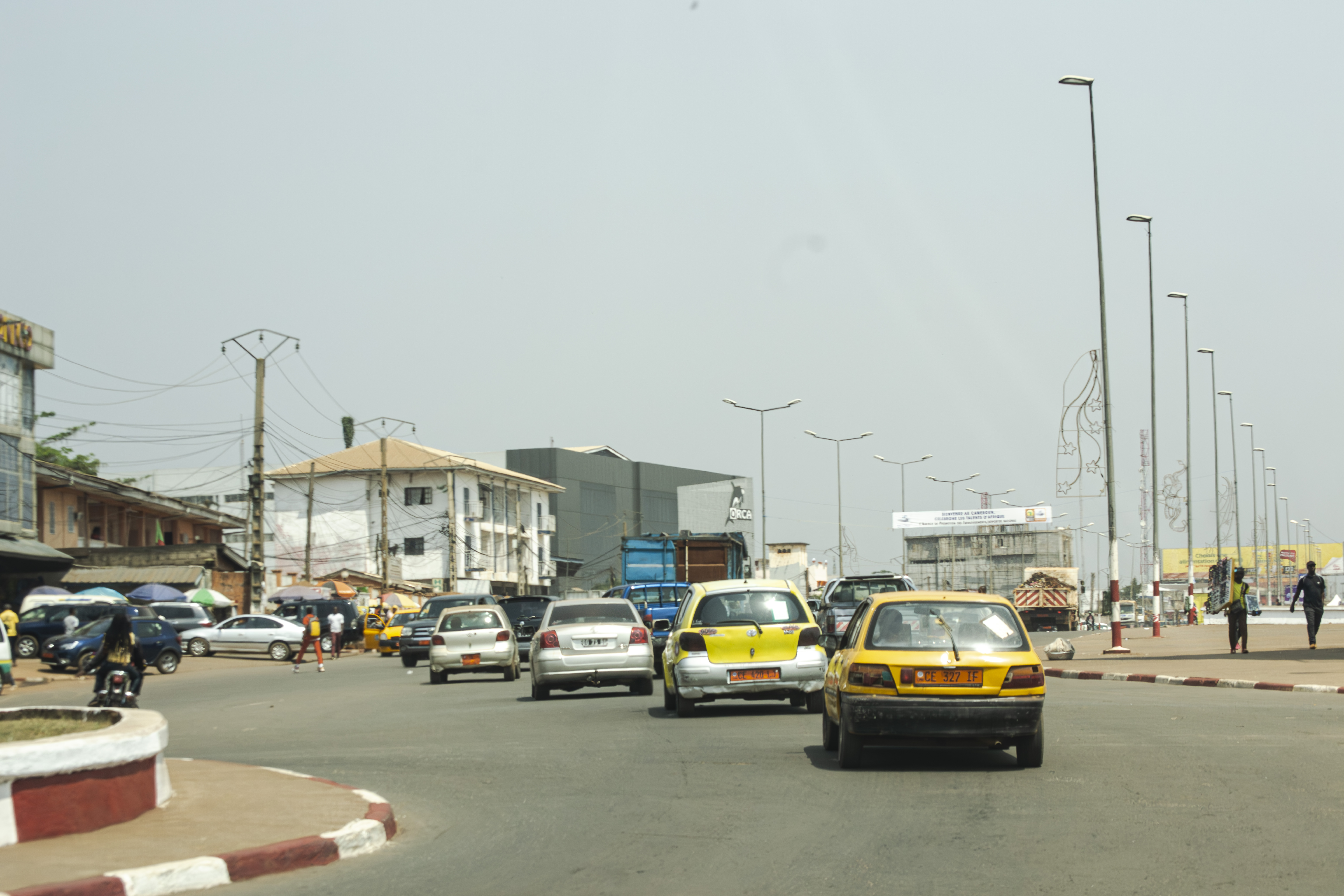 Trafic urbain sur un rue à Yaounde, Cameroun 02