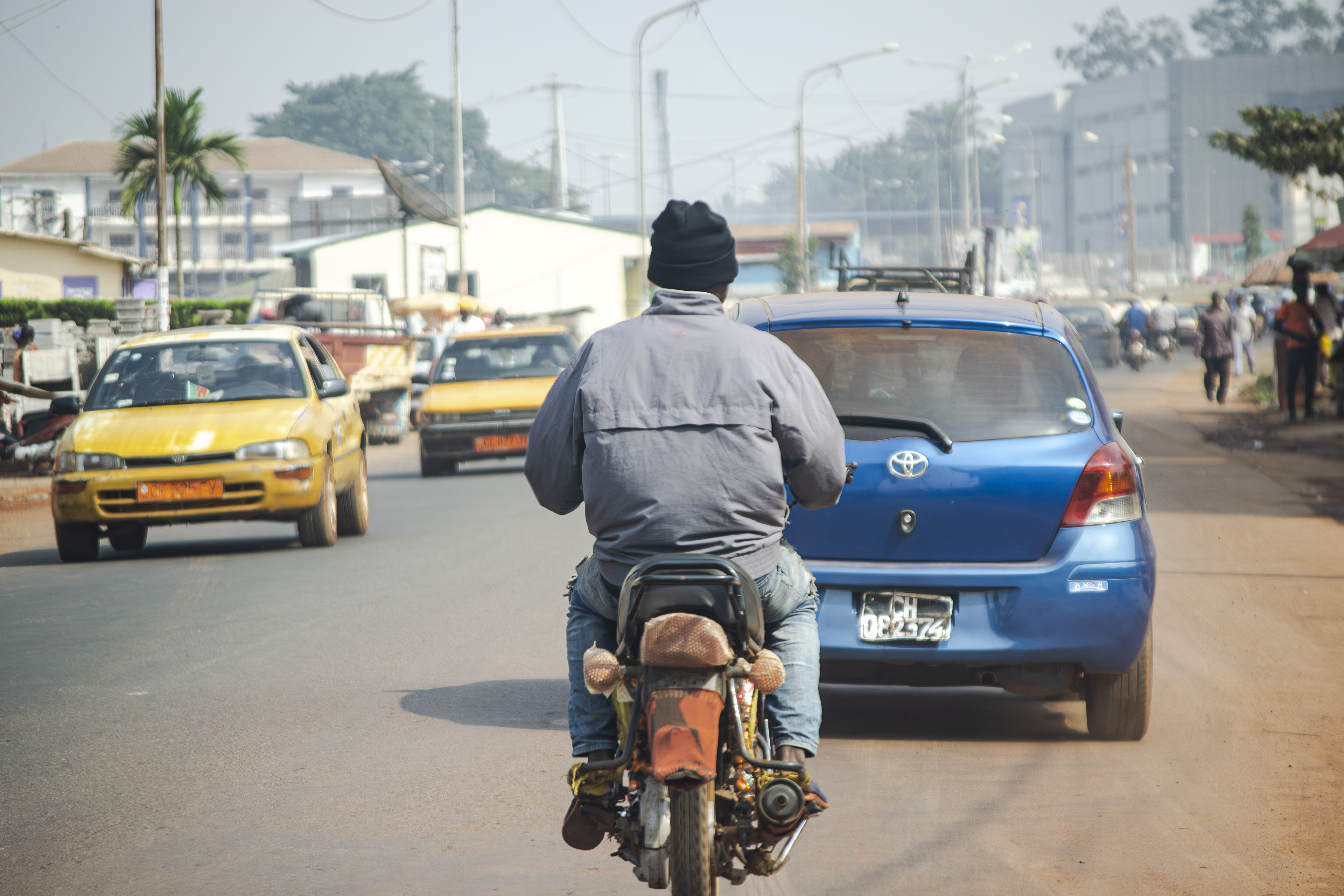 Trafic urbain sur un rue à Yaounde, Cameroun