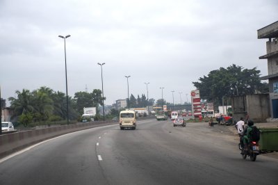 Trafic urbain sur un Abidjan rue à le premières heures du matin 01
