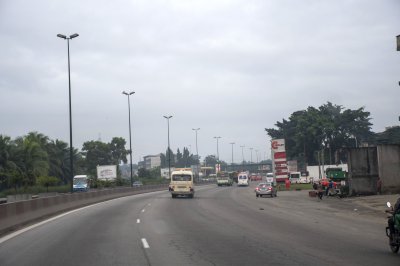 Trafic urbain sur un Abidjan rue à le premières heures du matin 02