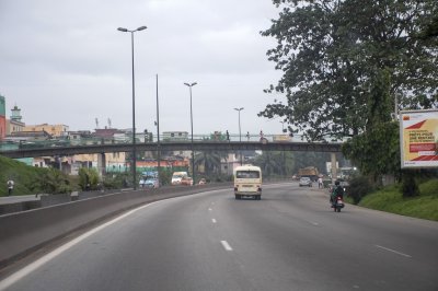 Trafic urbain sur un Abidjan rue à le premières heures du matin