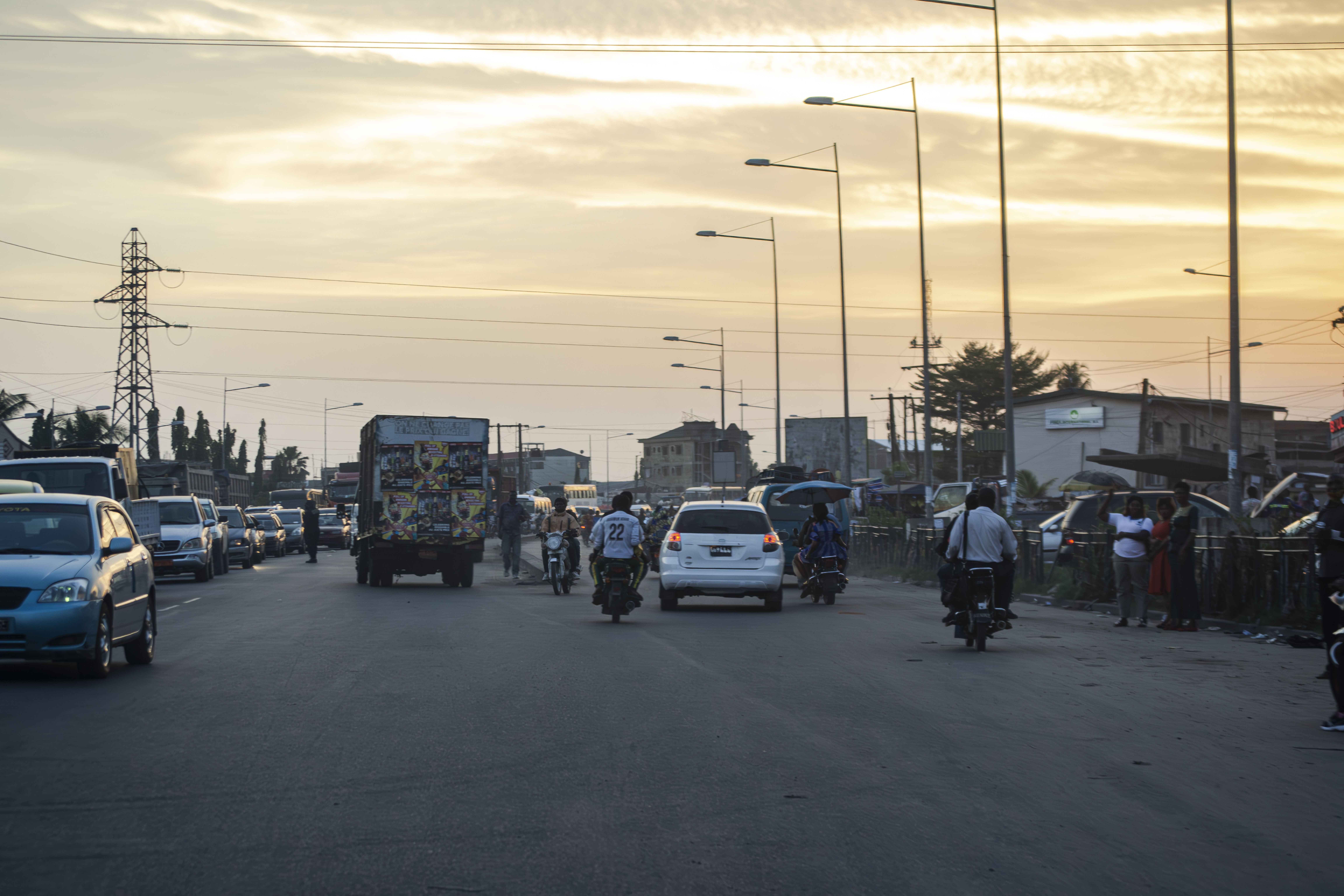 Trafic urbain sous le coucher de soleil à le city de Douala à Cameroun