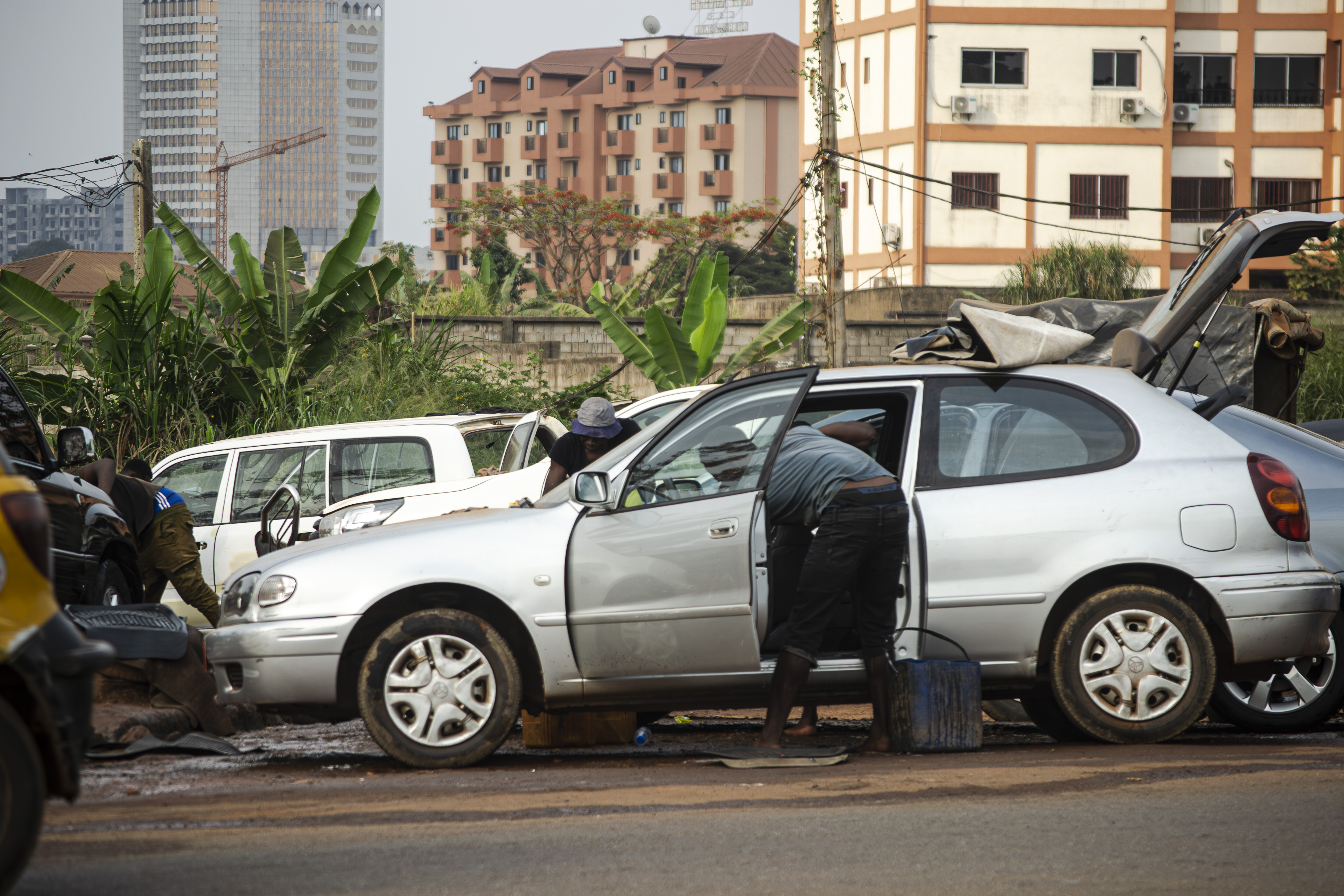Véhicule en cours de nettoyage sur le side de un rue à Yaounde