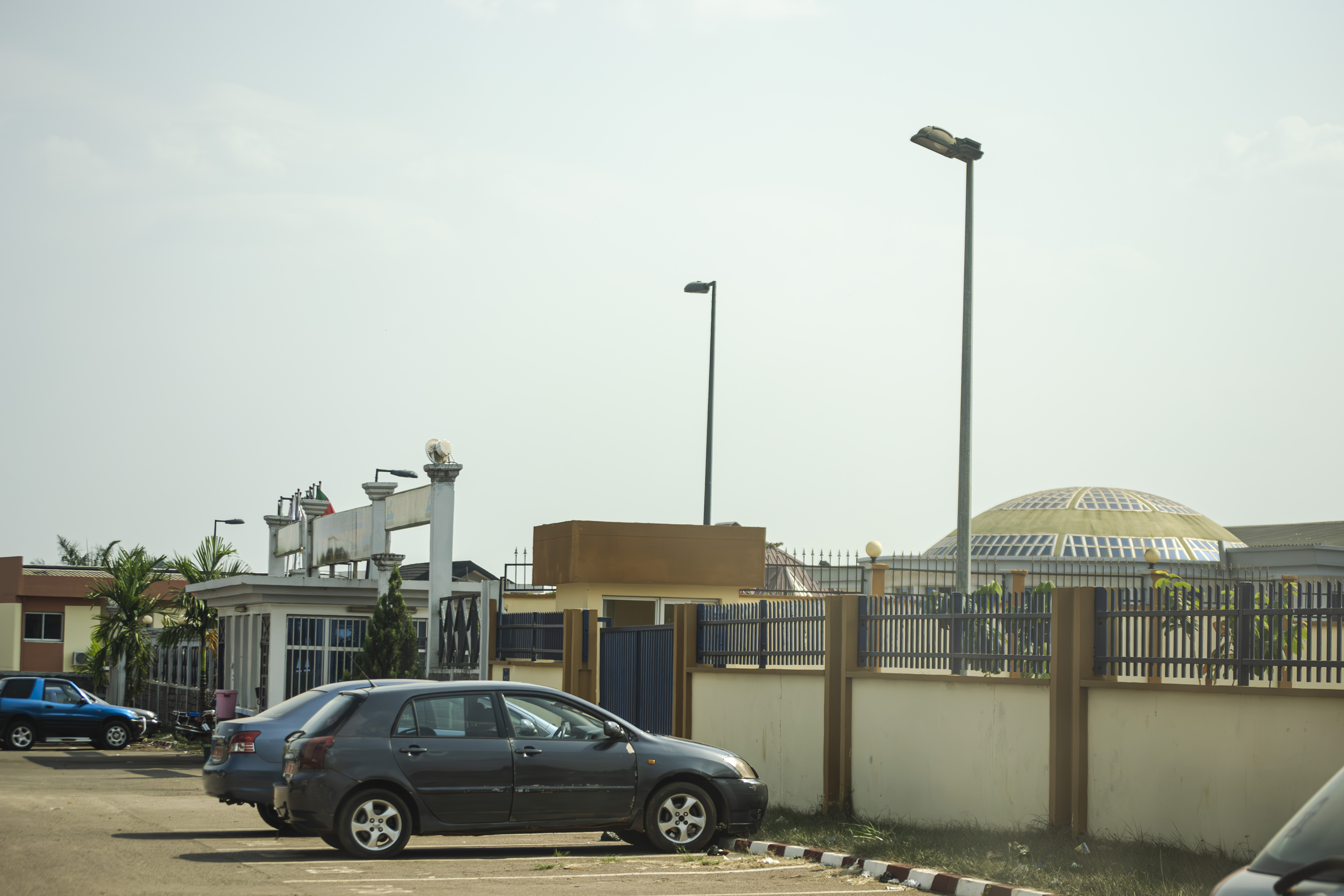 Véhicule garé à le parking de le Yaounde Hôpital Général à Ngousso