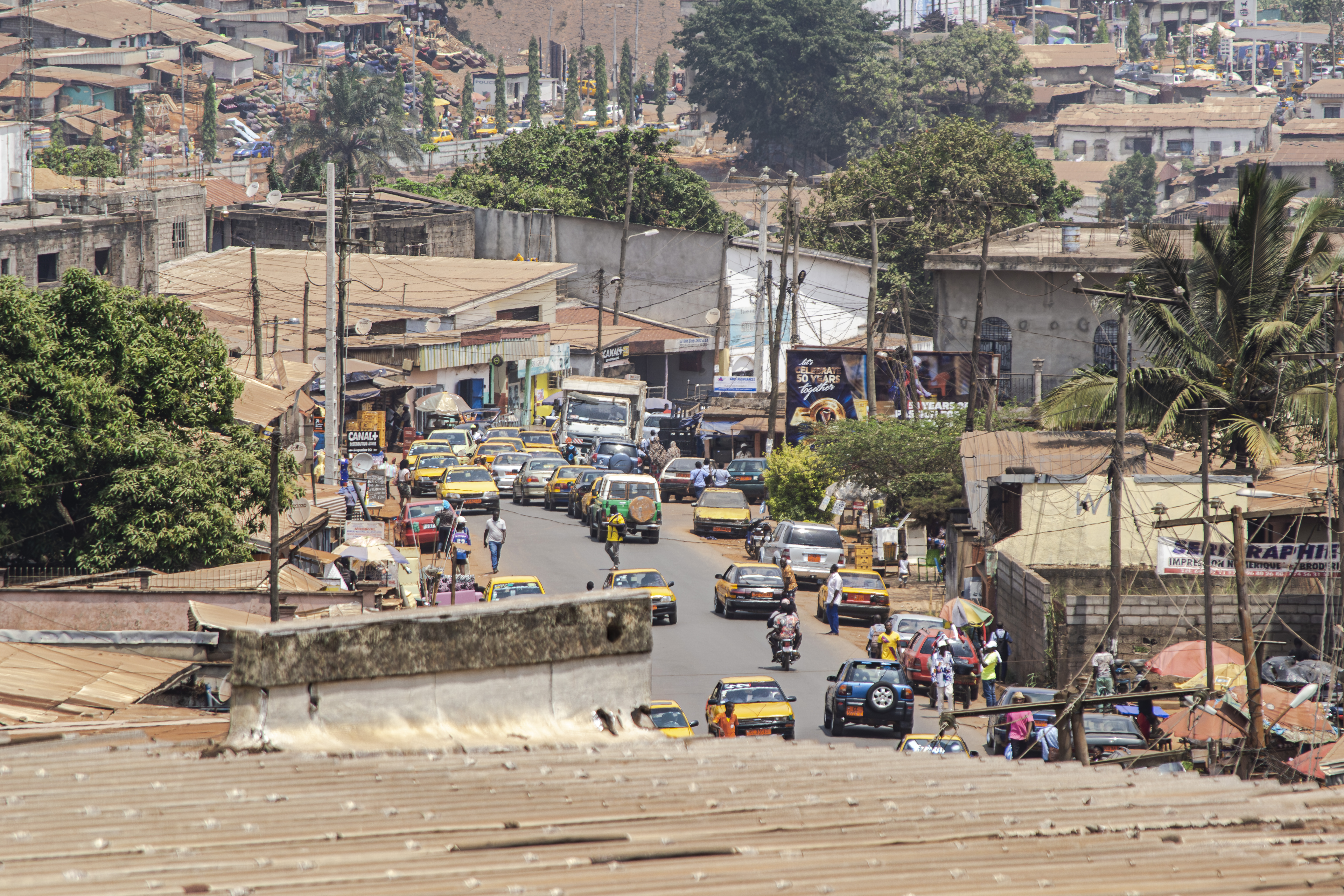 Vue de embouteillages sur le toits de maisons à le Etoa Méki quartier à Yaounde, Cameroun.