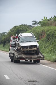 Voiture accidentée transportée par un remorque sur le autoroute à Côte d'Ivoire 01