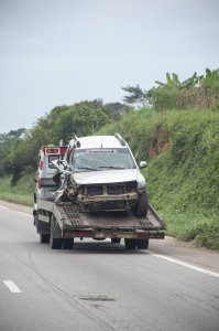 Voiture accidentée transportée par un remorque sur le autoroute